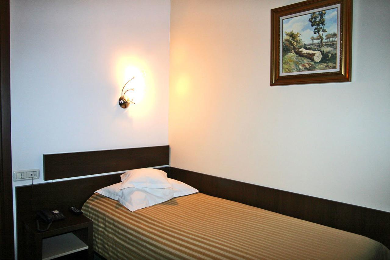 Hotel Kilometrul Zero Dragasani Экстерьер фото