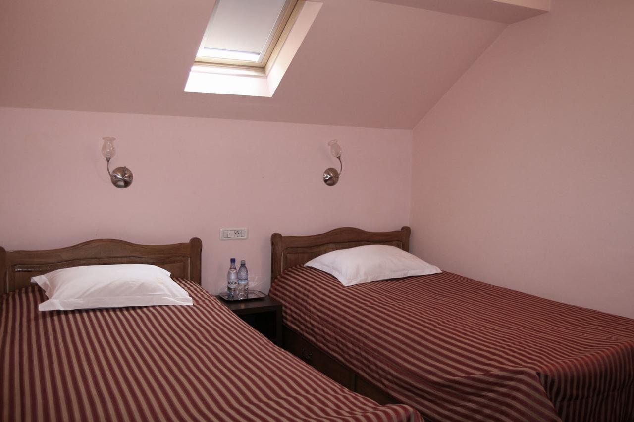 Hotel Kilometrul Zero Dragasani Экстерьер фото